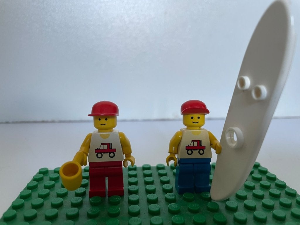 Vintage LEGO Classic Town Minifiguren (2x) + Surfplank, Lego, Ophalen of Verzenden, Minifiguur, City