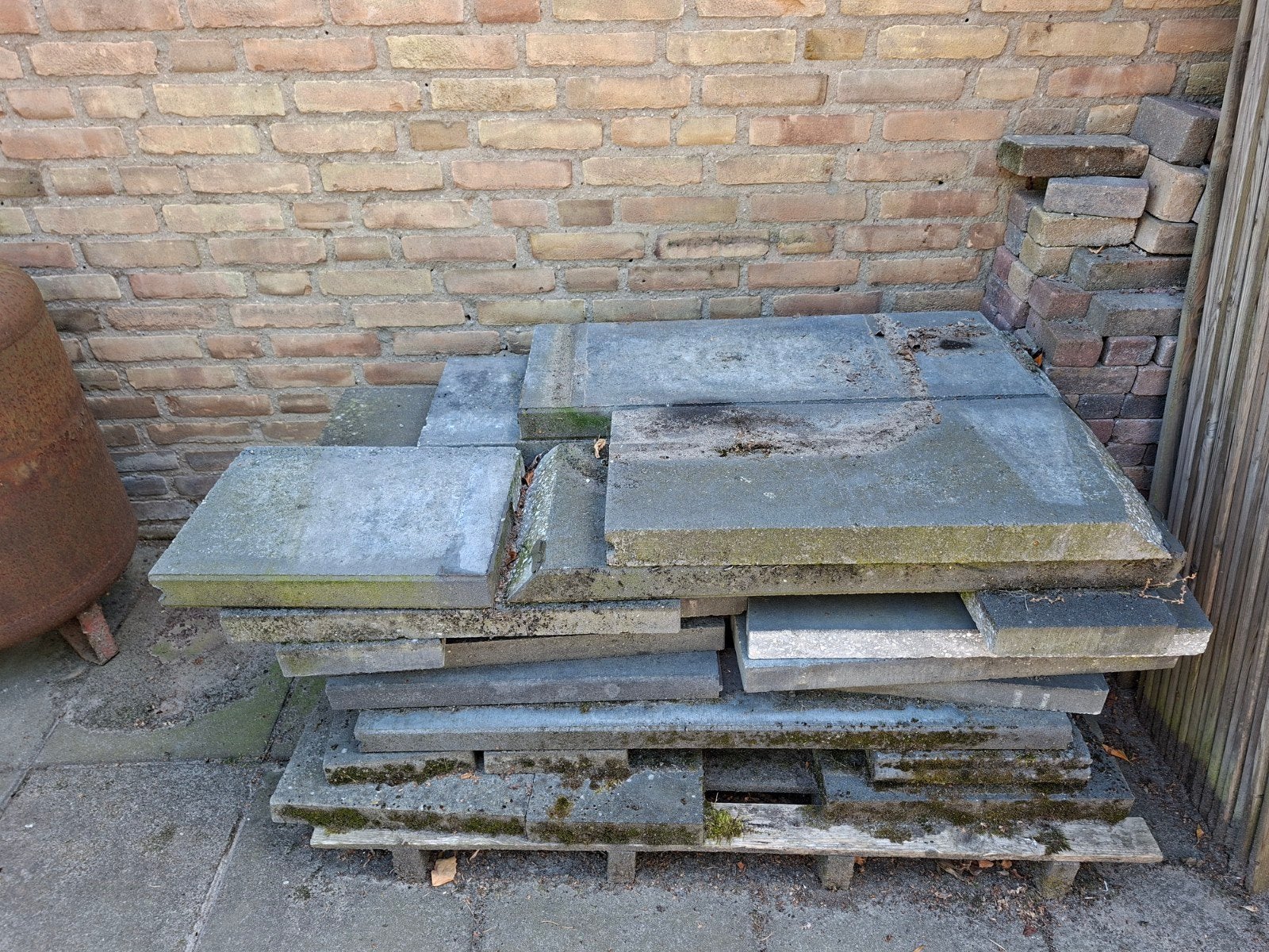 Terrastegels en opsluitbanden restdelen gratis, Ophalen, Gebruikt, Minder dan 5 m², Beton