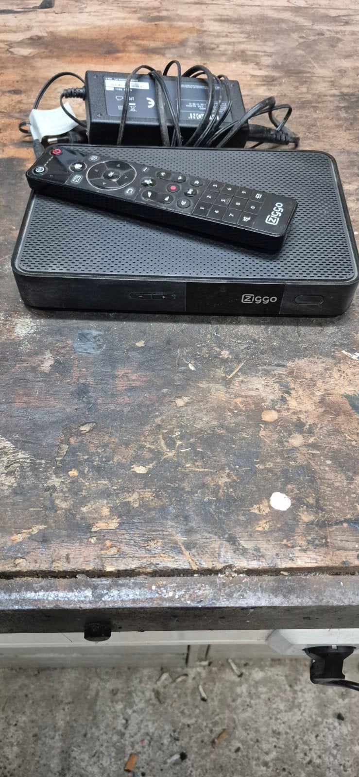 Ziggo Next mediabox met afstandsbediening en adapter, Ophalen of Verzenden, Gebruikt, Decoder
