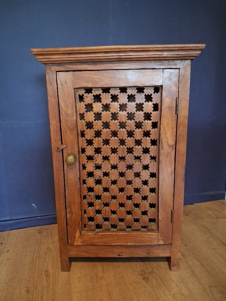 Vintage Oosters houten kastje met opengewerkt houtsnijwerk., Ophalen, Zo goed als nieuw