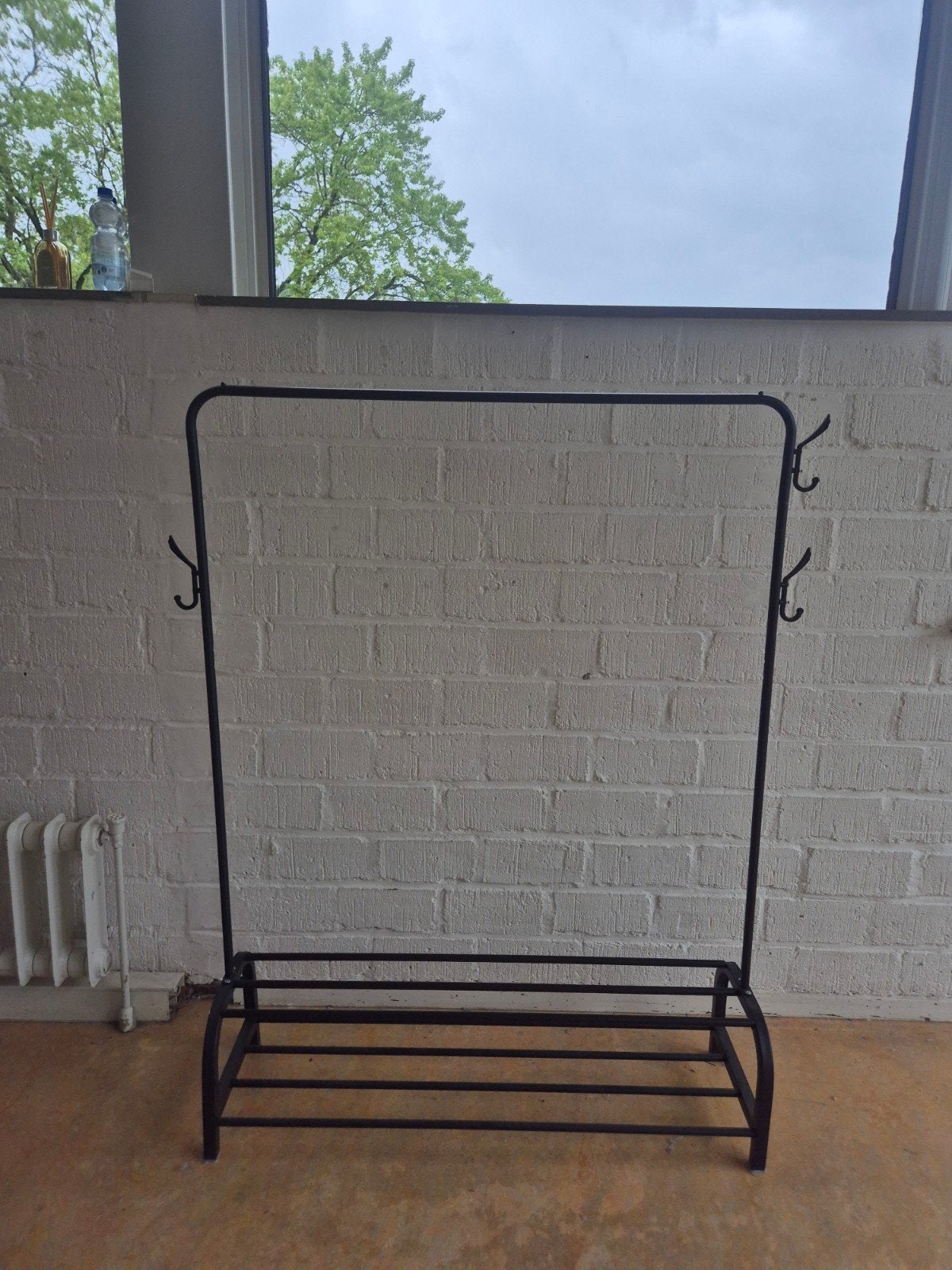 Zwart kledingrek met schoenenrek en zijhaken, Kleding | Dames, Kledingrekken, Ophalen