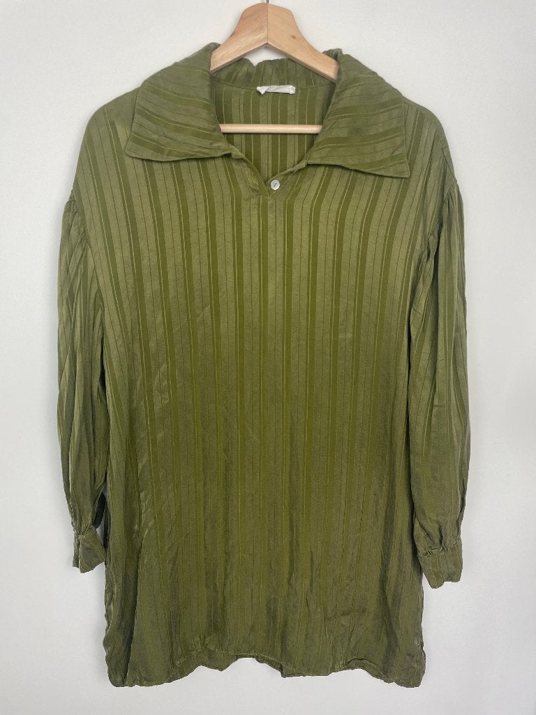 American Vintage mini jurk blouse XS/S olijfgroen satijn, Parc d’activités de Signes, 84 allée de Stockholm, 83870 Signes, Frankrijk.