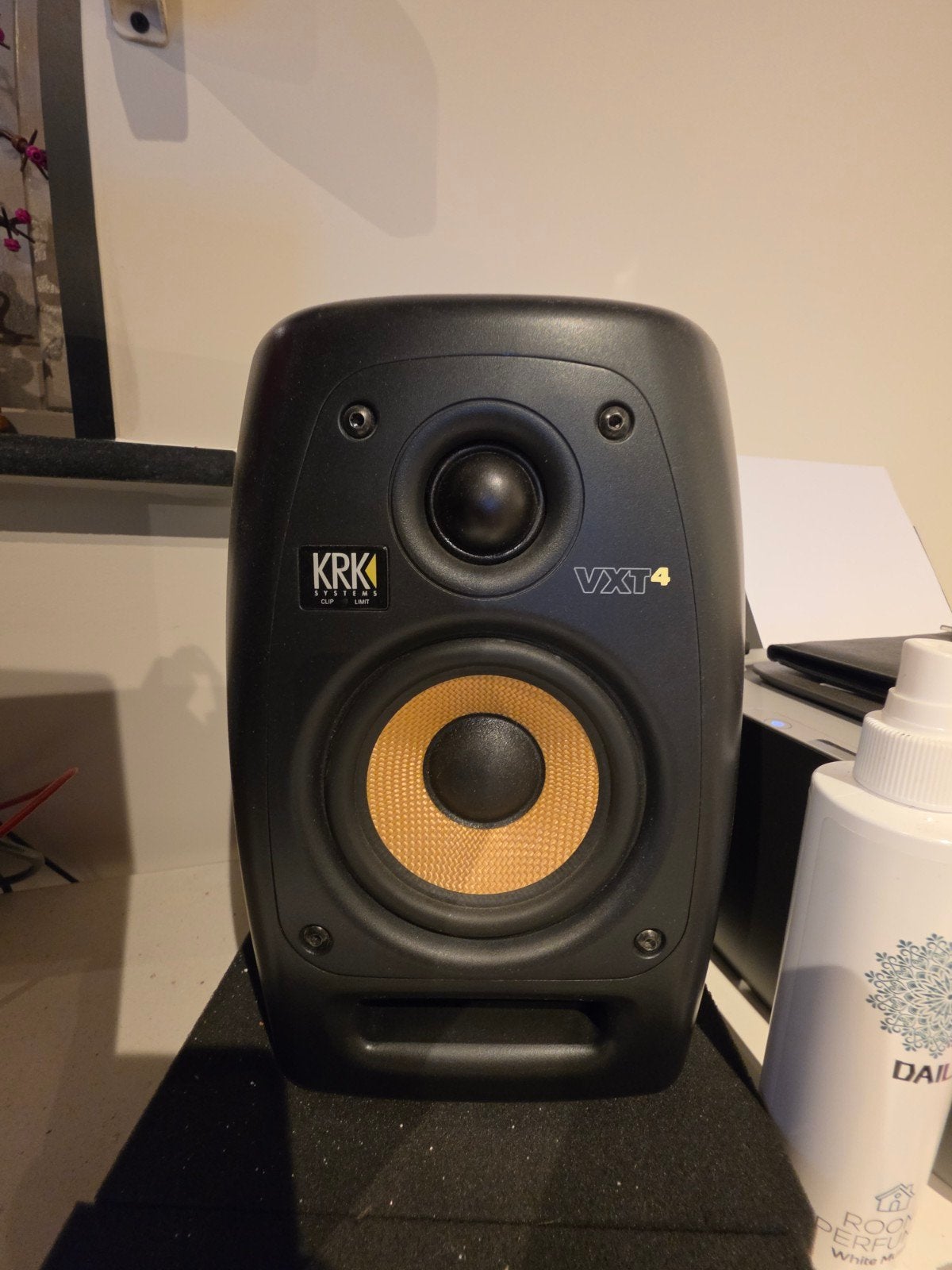 2 KRK VXT4 studiomonitoren inclusief foam pads, Ophalen, Zo goed als nieuw, Overige merken