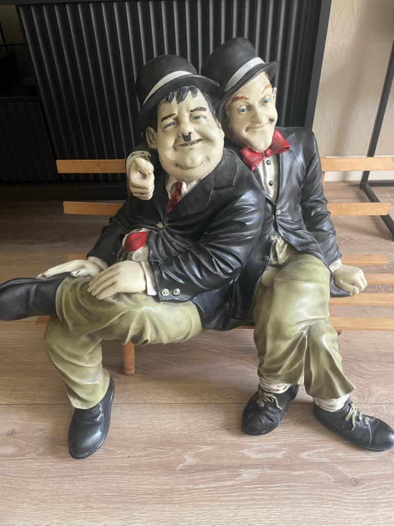 Laurel en Hardy beeld op bankje - Zeer goede staat, Verzamelen, Beelden en Beeldjes, Ophalen of Verzenden, Zo goed als nieuw, Mens