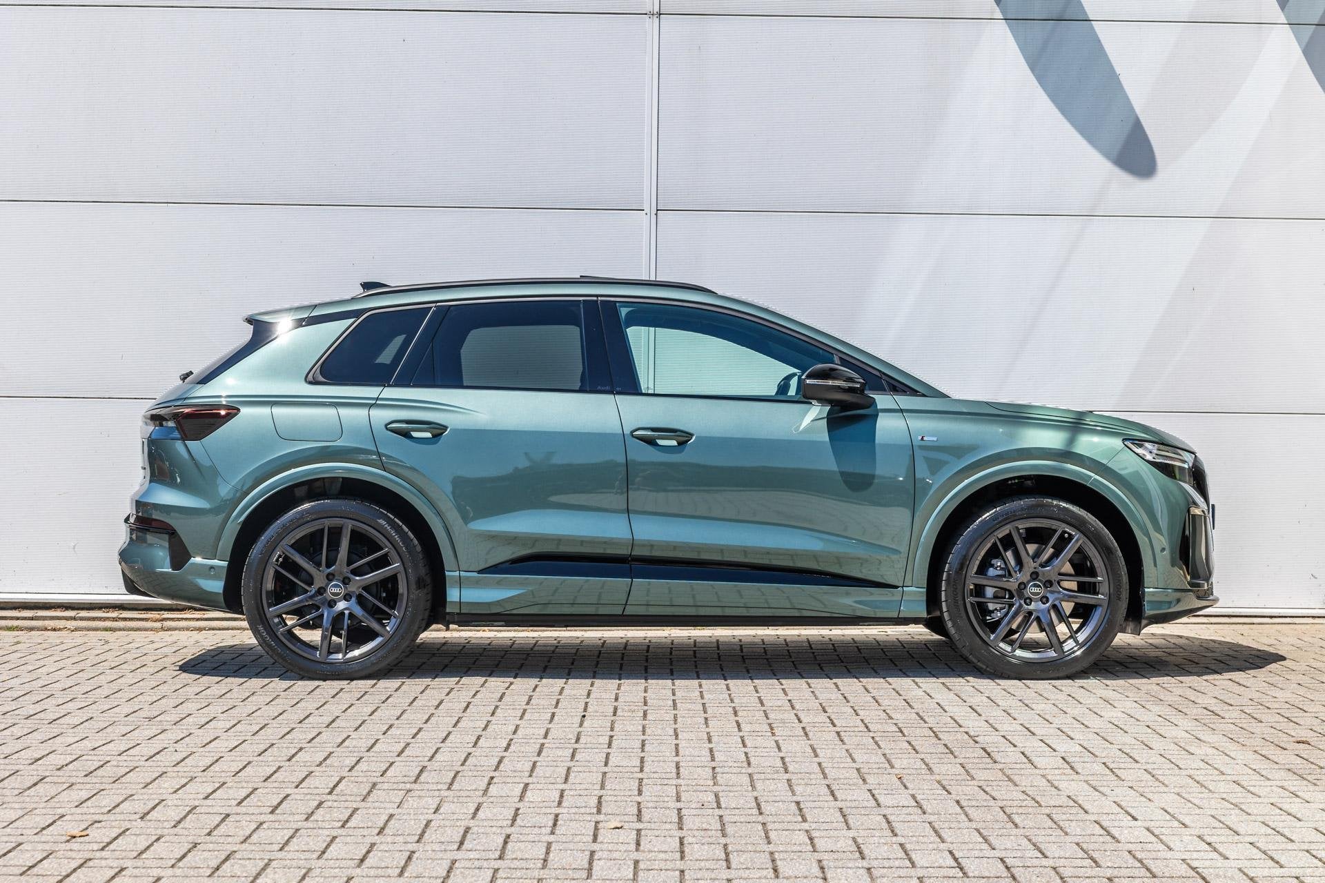 Audi Q4 e-tron 340pk S edition quattro performance 82 kWh |, Auto's, Audi, 1800 kg, Zwart, 82 kWh, Origineel Nederlands