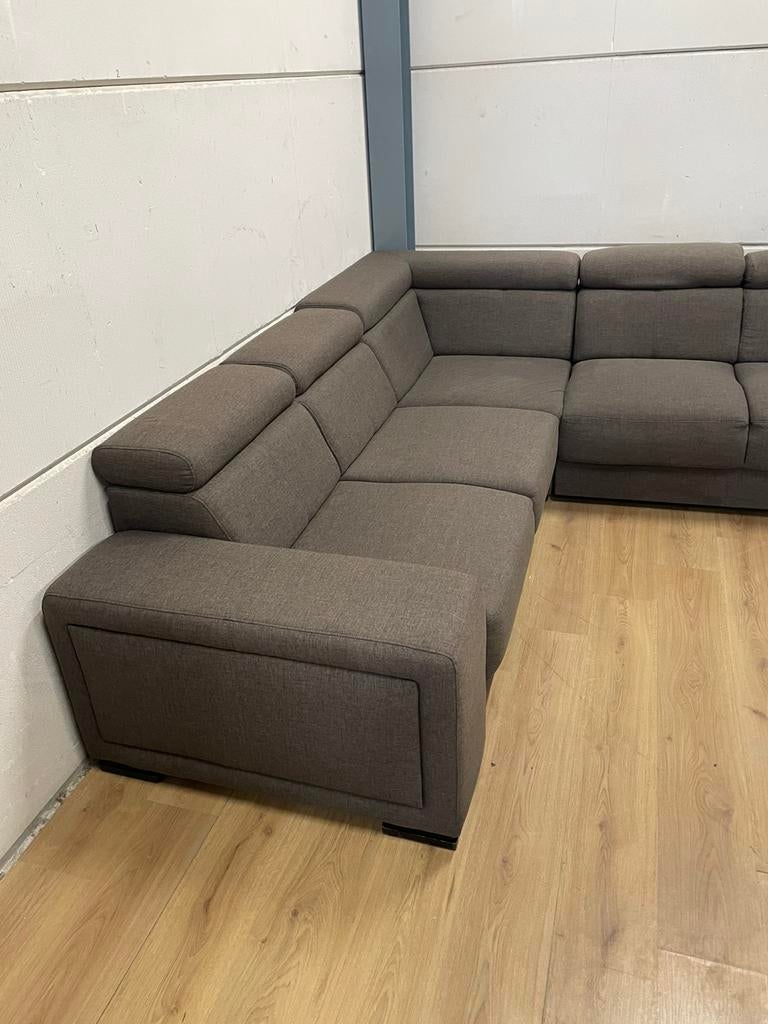 Mooie luxe taupe grijze hoekbank met hoofdsteunen  GEREINIGD, Huis en Inrichting, Banken | Bankstellen, Ophalen, 250 tot 300 cm