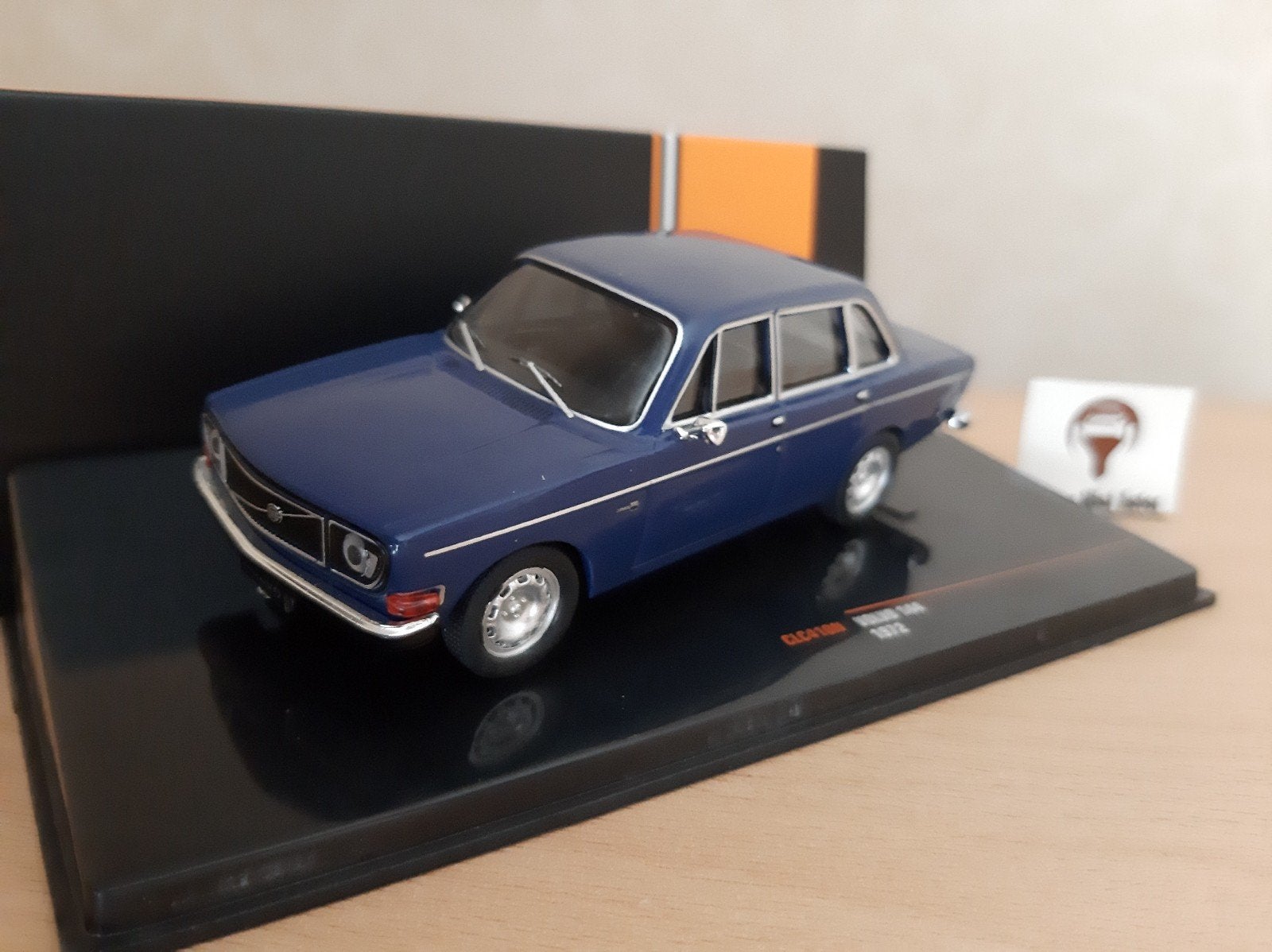 Volvo 144 uit 1972 in blauw van IXO 1:43, Hobby en Vrije tijd, Overige merken, Auto, IXO, Nieuw