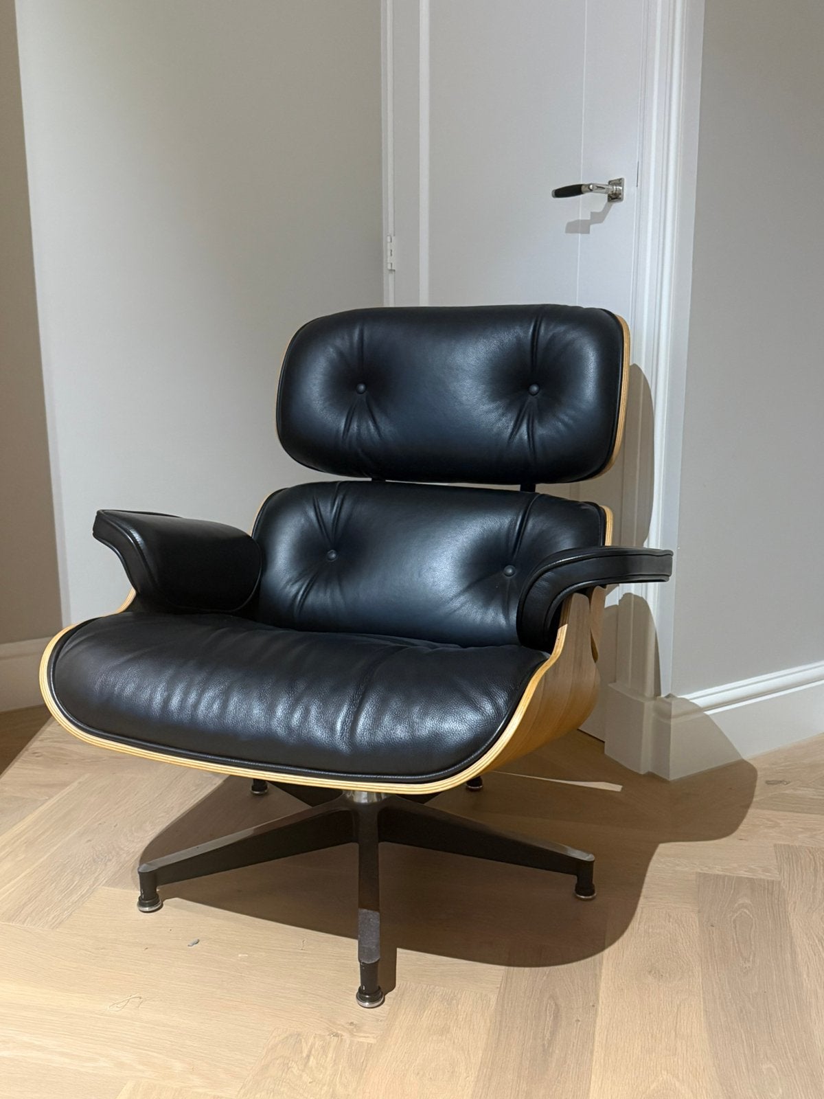 Eames look lounge chair, Huis en Inrichting, Ophalen, Zo goed als nieuw, Leer, 50 tot 75 cm