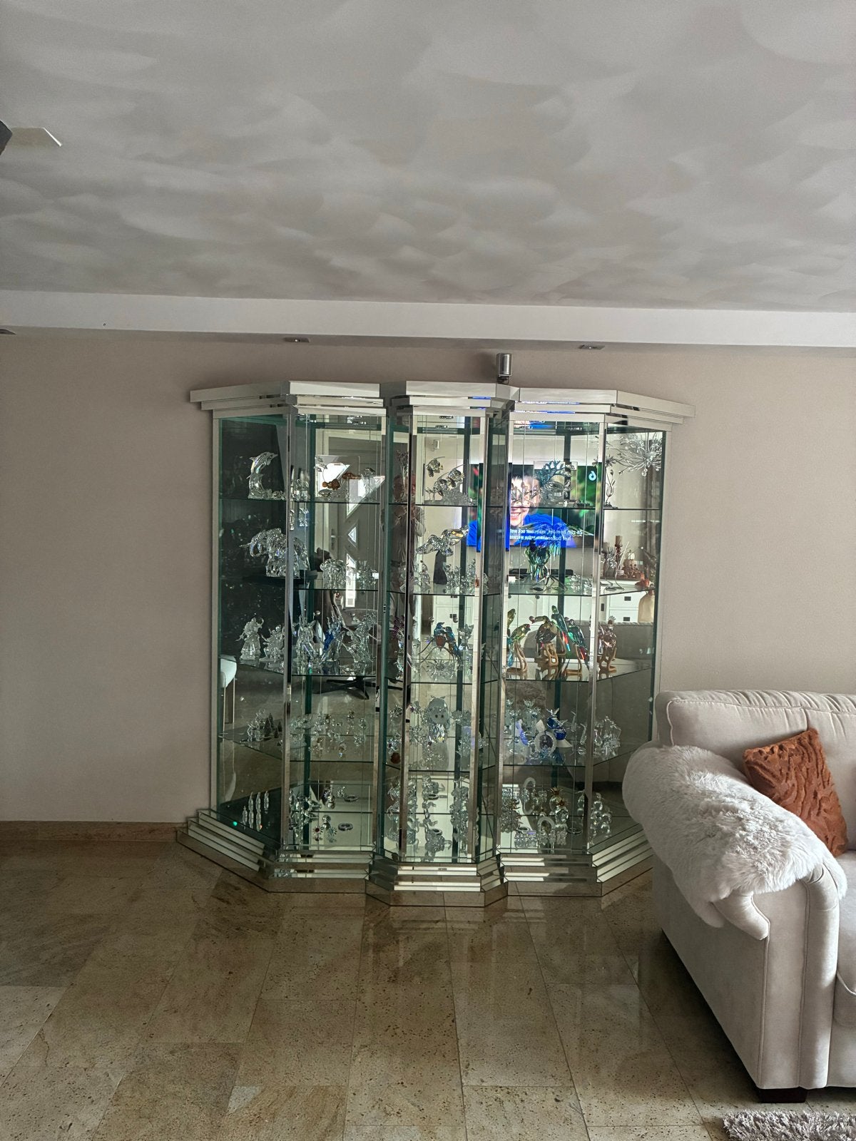 Glazen Swarofski kast met spiegelachterwand en verlichting