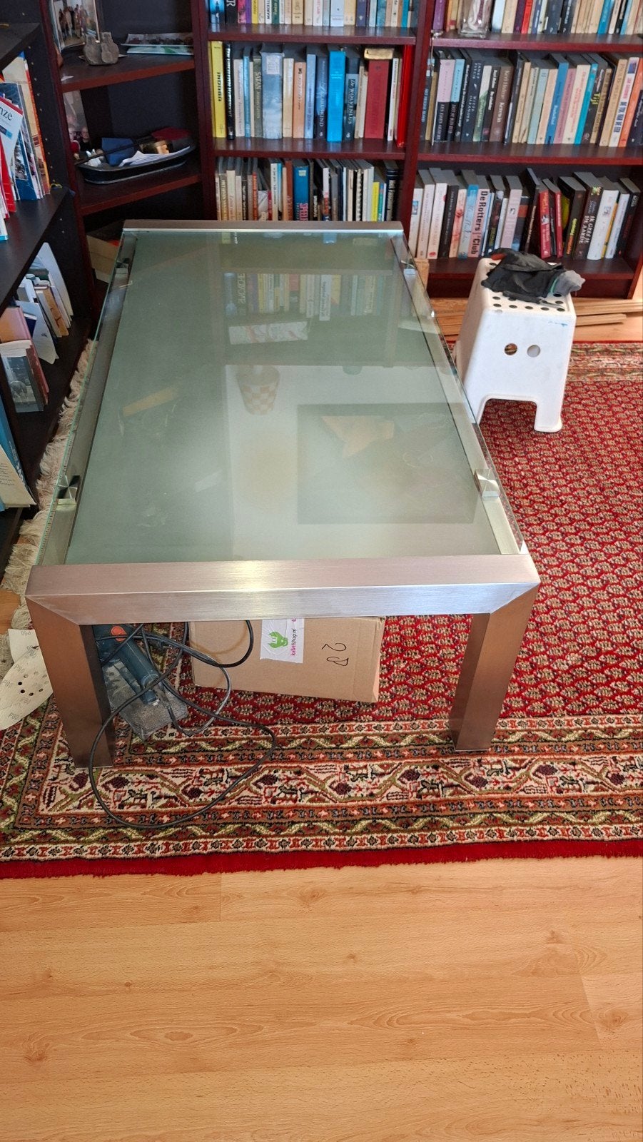Moderne salontafel met glazen blad en rvs frame, Ophalen, Gebruikt, 100 tot 150 cm, 50 tot 100 cm