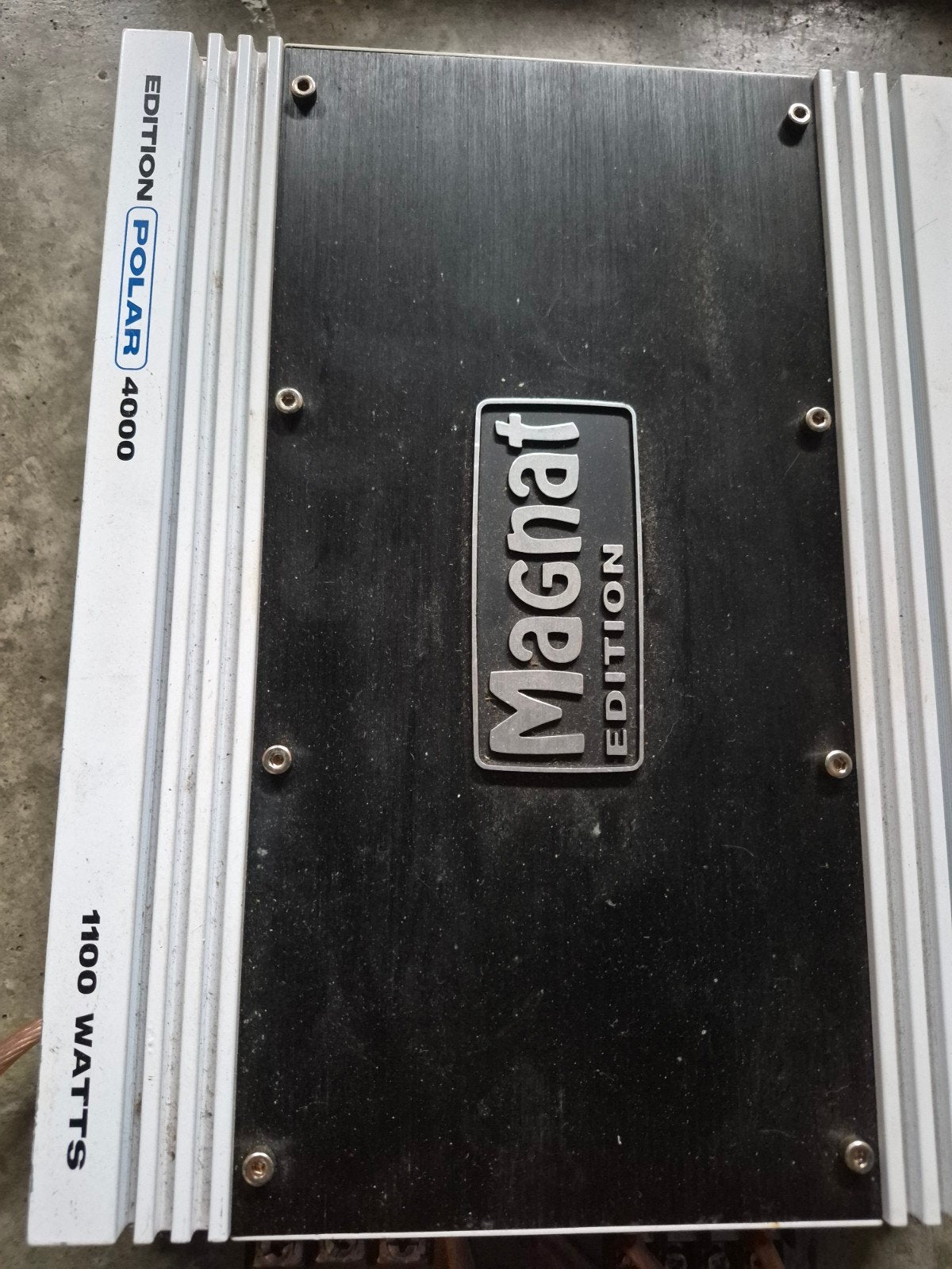 VERSTERKER MAGNAT  + speaker kabels, Auto diversen, Autospeakers, Ophalen of Verzenden, Zo goed als nieuw