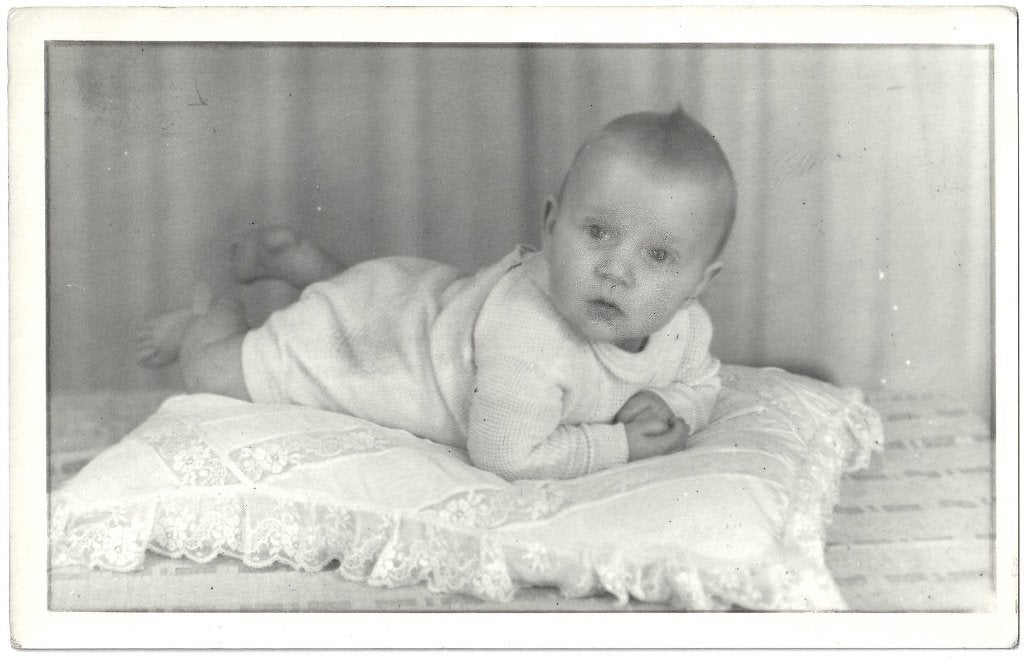 Foto - Kind - Baby - Wit Pakje - Kussen, Gebruikt, Foto, Ophalen of Verzenden, Voor 1940