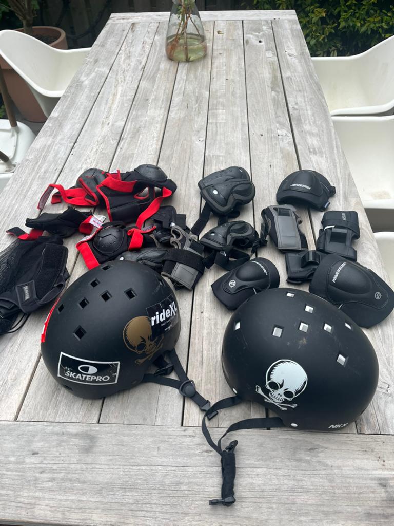 Skatehelm 2x + bescherming Gratis af te halen, Verstelbaar, Zo goed als nieuw, Bescherming, Ophalen