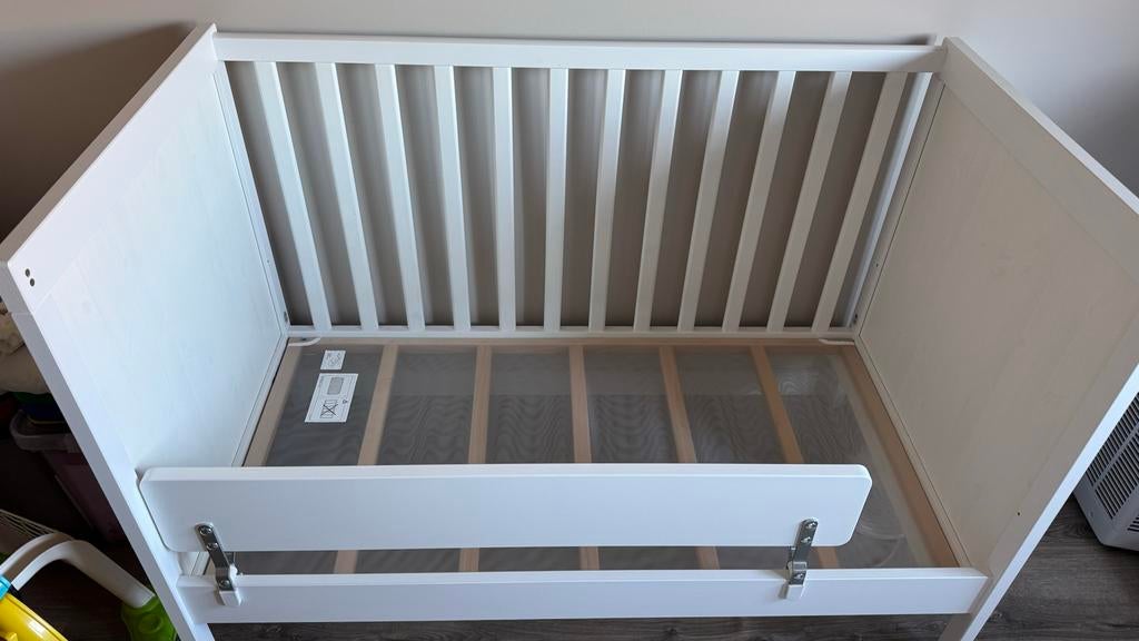 Sundvik ledikant/peuterbed met valrekje en extra's, Kinderen en Baby's, Kinderkamer | Bedden, Ophalen, Zo goed als nieuw, Lattenbodem