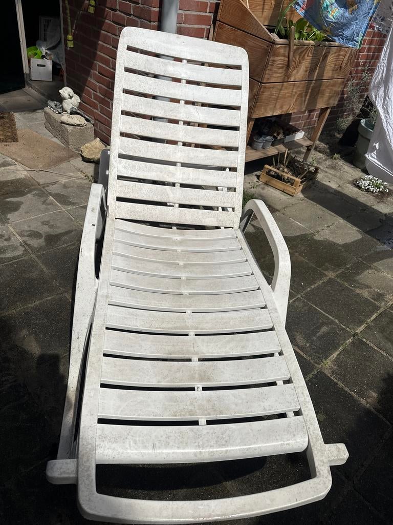 GRATIS Witte plastic ligbed met 3 standen, Ophalen, Gebruikt, Plastic, Verstelbaar