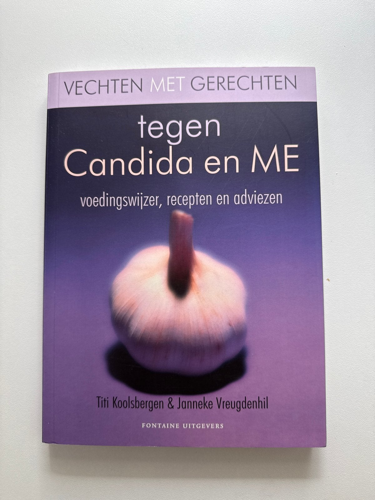 Vechten met gerechten tegen Candida en ME - Titi Koolsbergen, Boeken, Ophalen of Verzenden, Gelezen, Ziekte en Allergie
