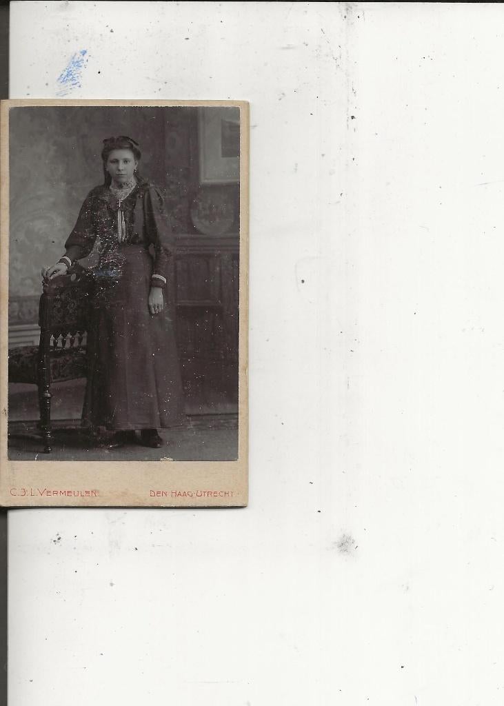 CdV Jonge vrouw in jurk bij stoel CJL Vermeulen, Ophalen of Verzenden, Voor 1920, Ongelopen, Zuid-Holland