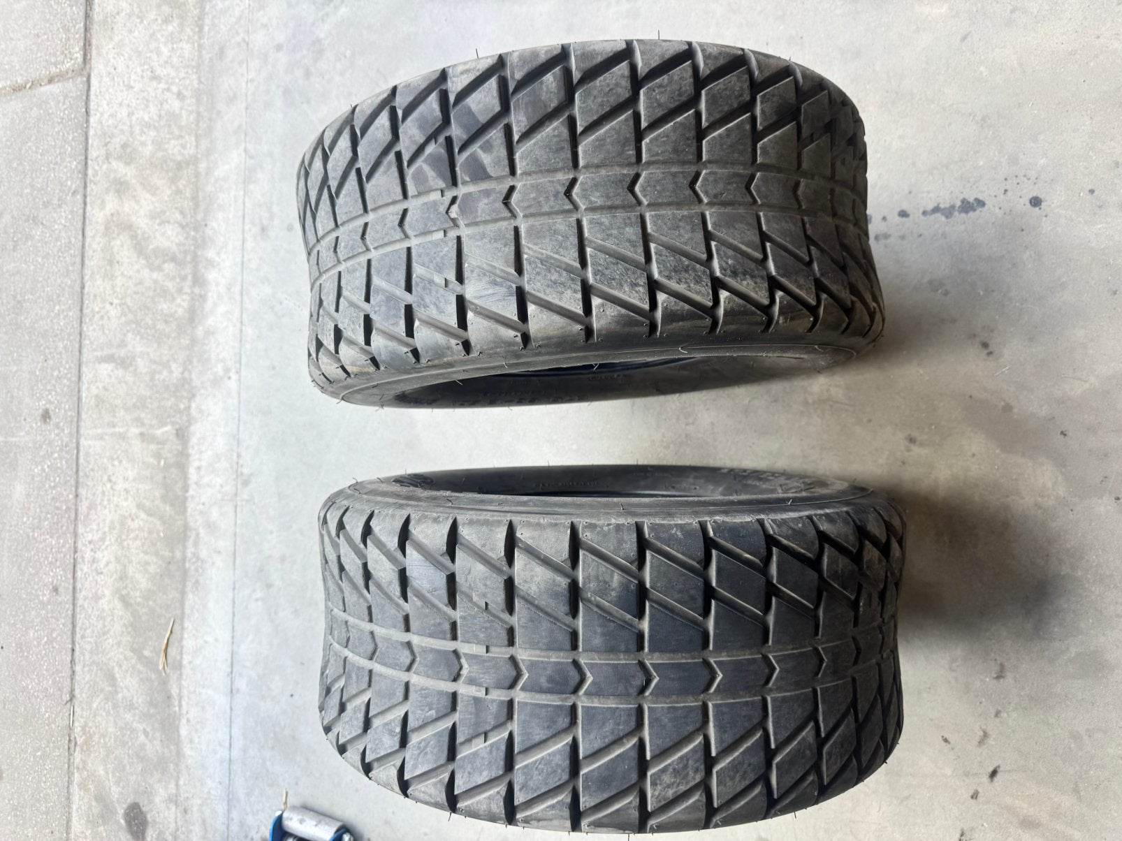 12 inch quad straatbanden 2 stuks gebruikt, Ophalen, Nieuw