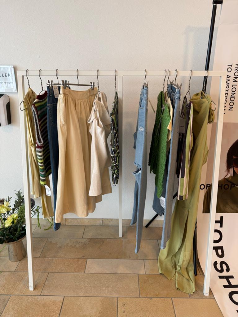 HAY LOOP STAND kledingrek wit - 30 stuks beschikbaar, Kleding | Dames, Kledingrekken, Ophalen, Gebruikt