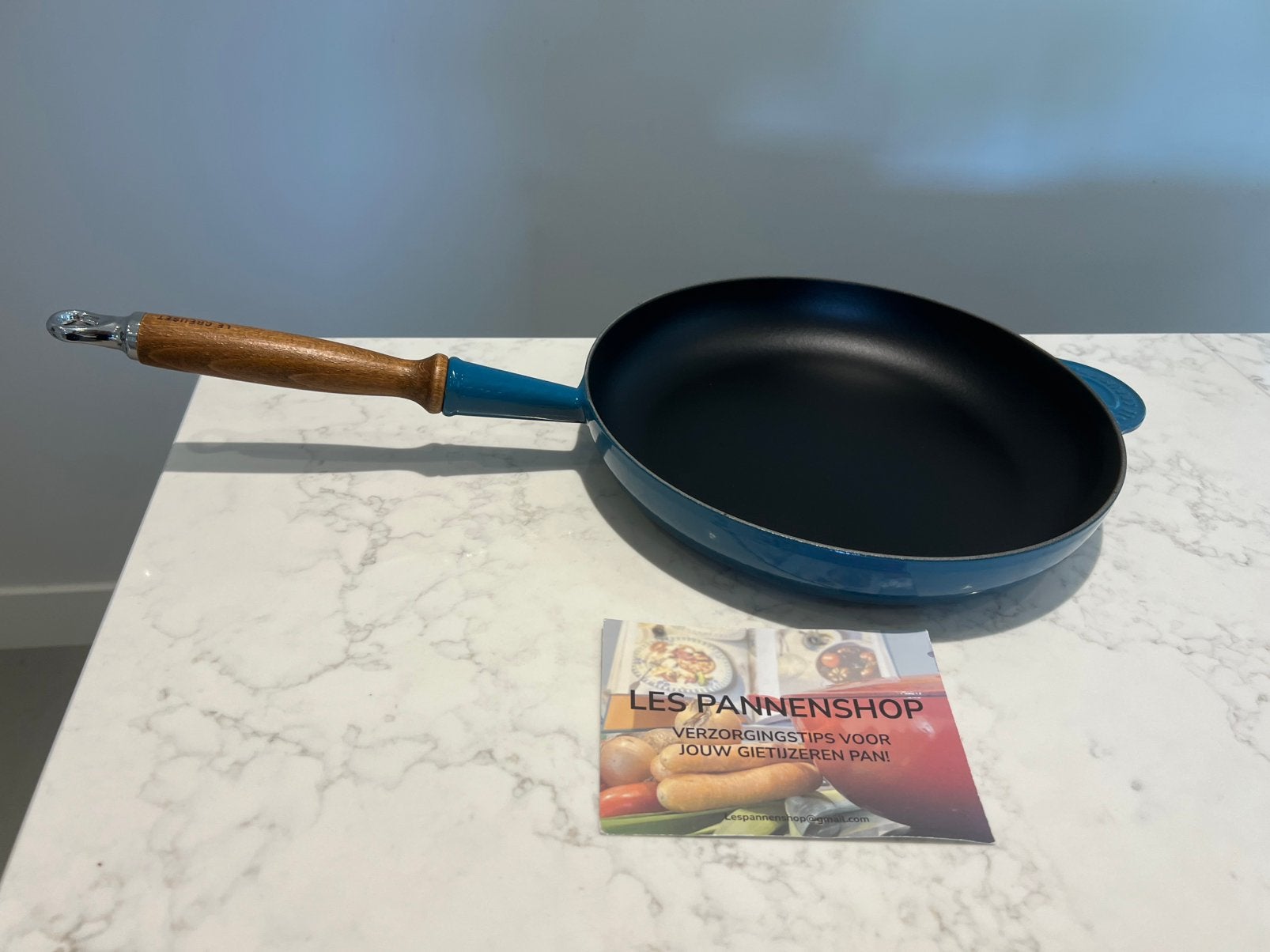 Le Creuset koekenpan 28 cm Deep Teal in zeer goede staat, Koekenpan, Gebruikt, Gietijzer, Met handvatten