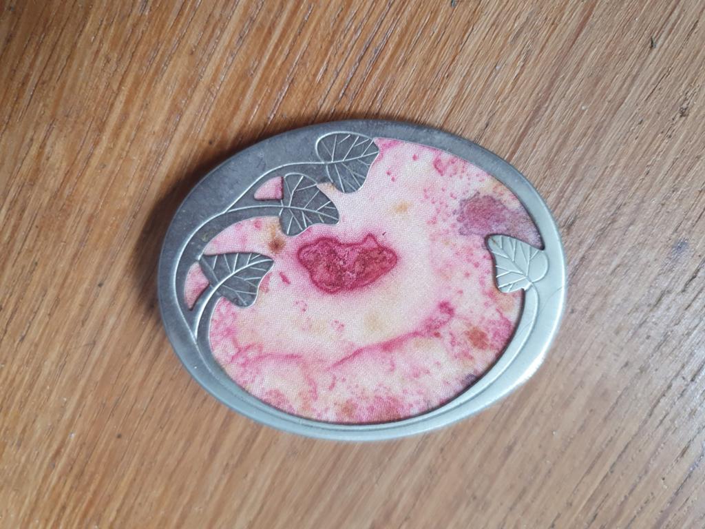 Merk Uhlig Broche met Bladmotief en Roze Steen, Sieraden, Tassen en Uiterlijk, Broches, Ophalen of Verzenden, Zo goed als nieuw