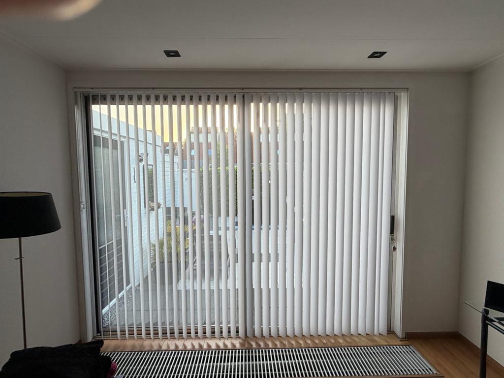 Witte verticale lamellen voor schuifpui, Huis en Inrichting, Stoffering | Gordijnen en Lamellen, Ophalen, Gebruikt, 200 cm of meer