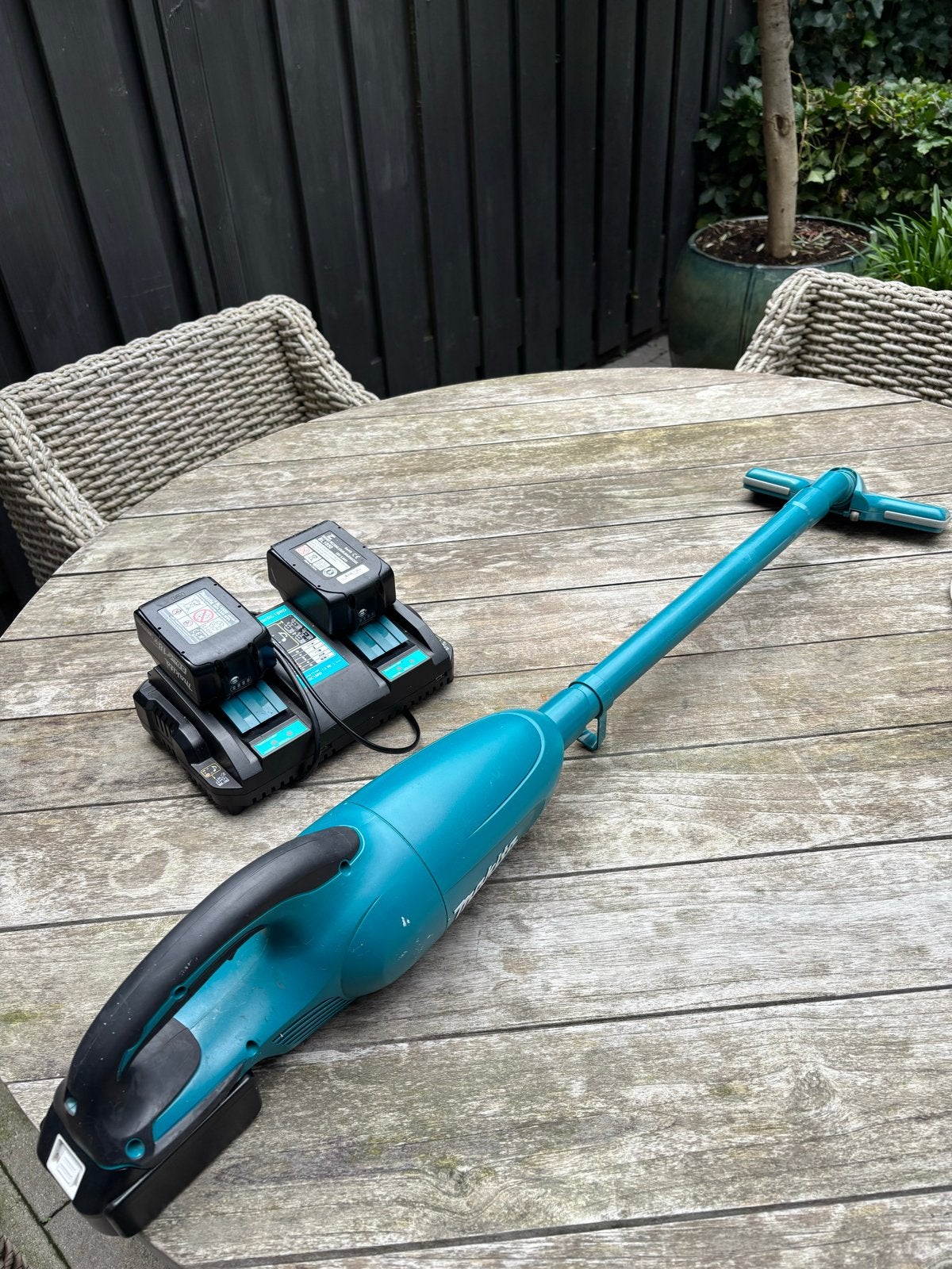 Makita Handstofzuiger met 3 accu's en dubbele oplader, Gebruikt, Kruimeldief, Draadloos, Ophalen of Verzenden