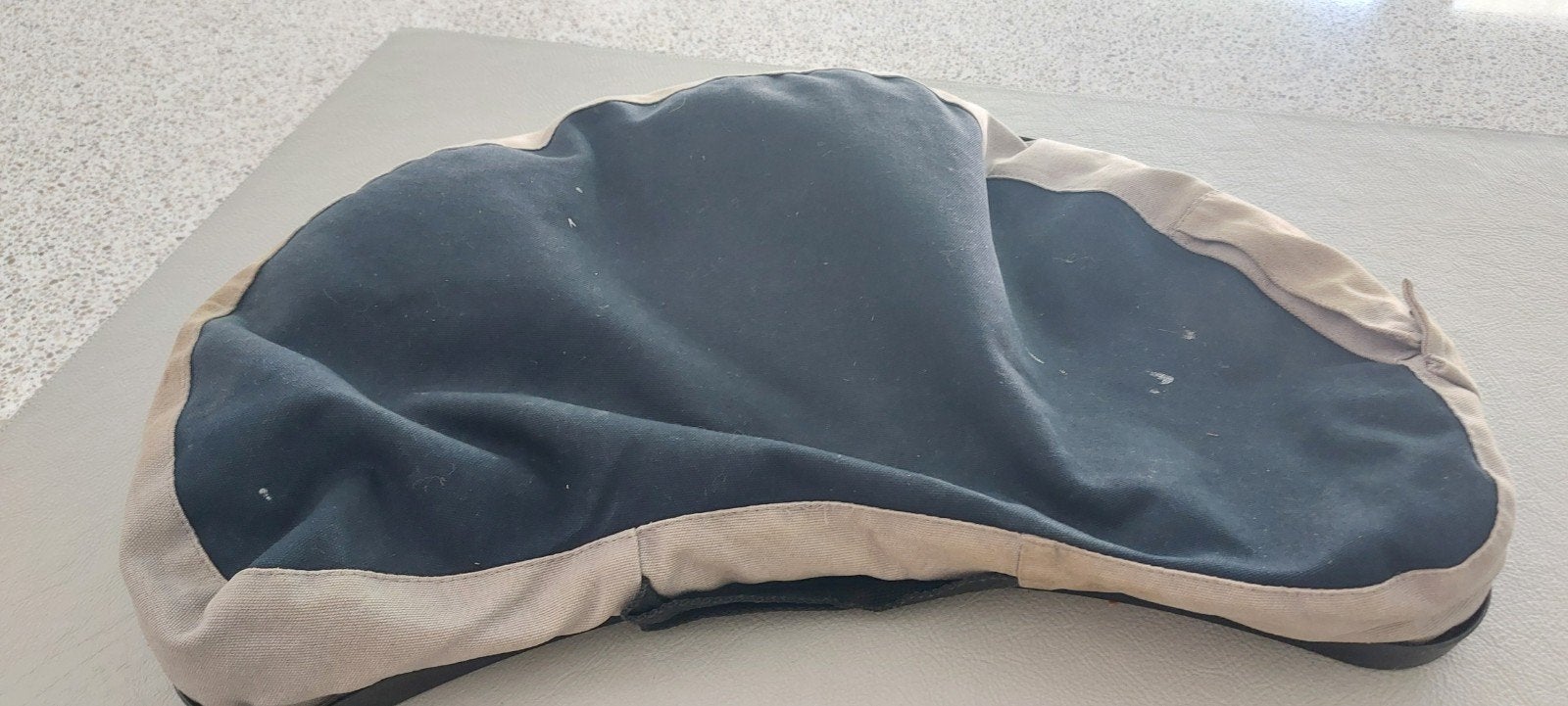 Zwart/beige schootkussen met rits, 50 cm voor laptop, Ophalen, Gebruikt