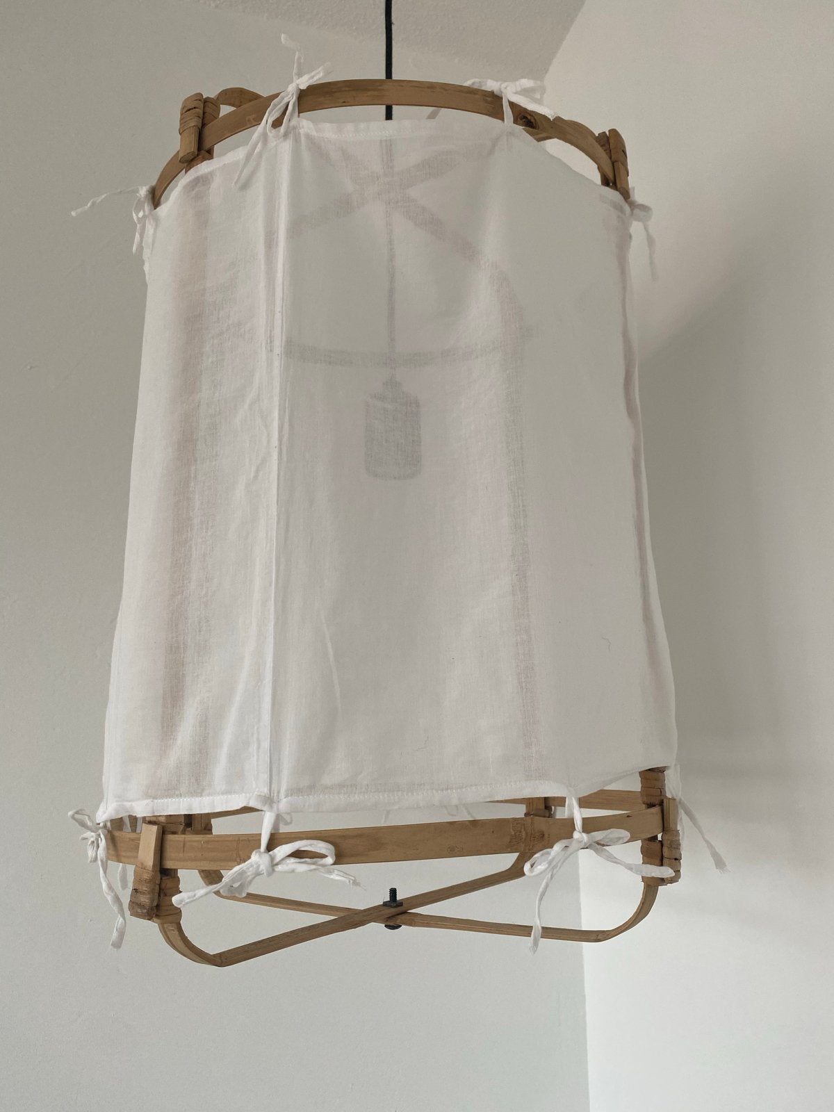 Bamboe hanglamp met witte linnen hoes, Huis en Inrichting, Ophalen of Verzenden, Zo goed als nieuw, Hout