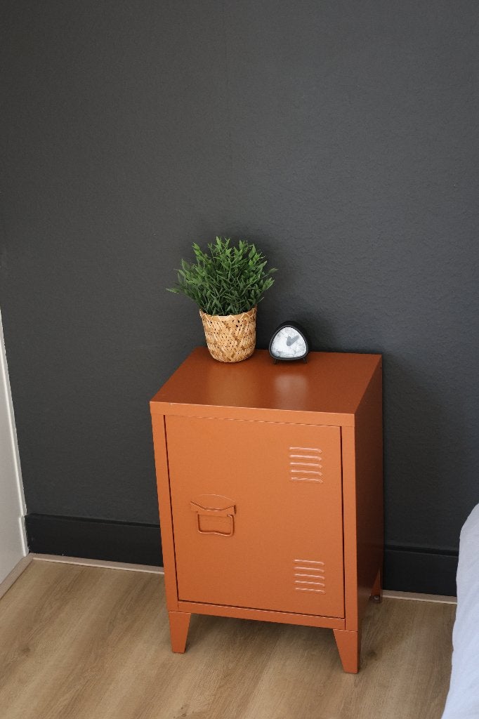 Leuk nachtkastje Terra kleur, Kwantum 40x30x57 cm, Huis en Inrichting, Slaapkamer | Nachtkastjes, Ophalen, Minder dan 45 cm, Metaal of Aluminium