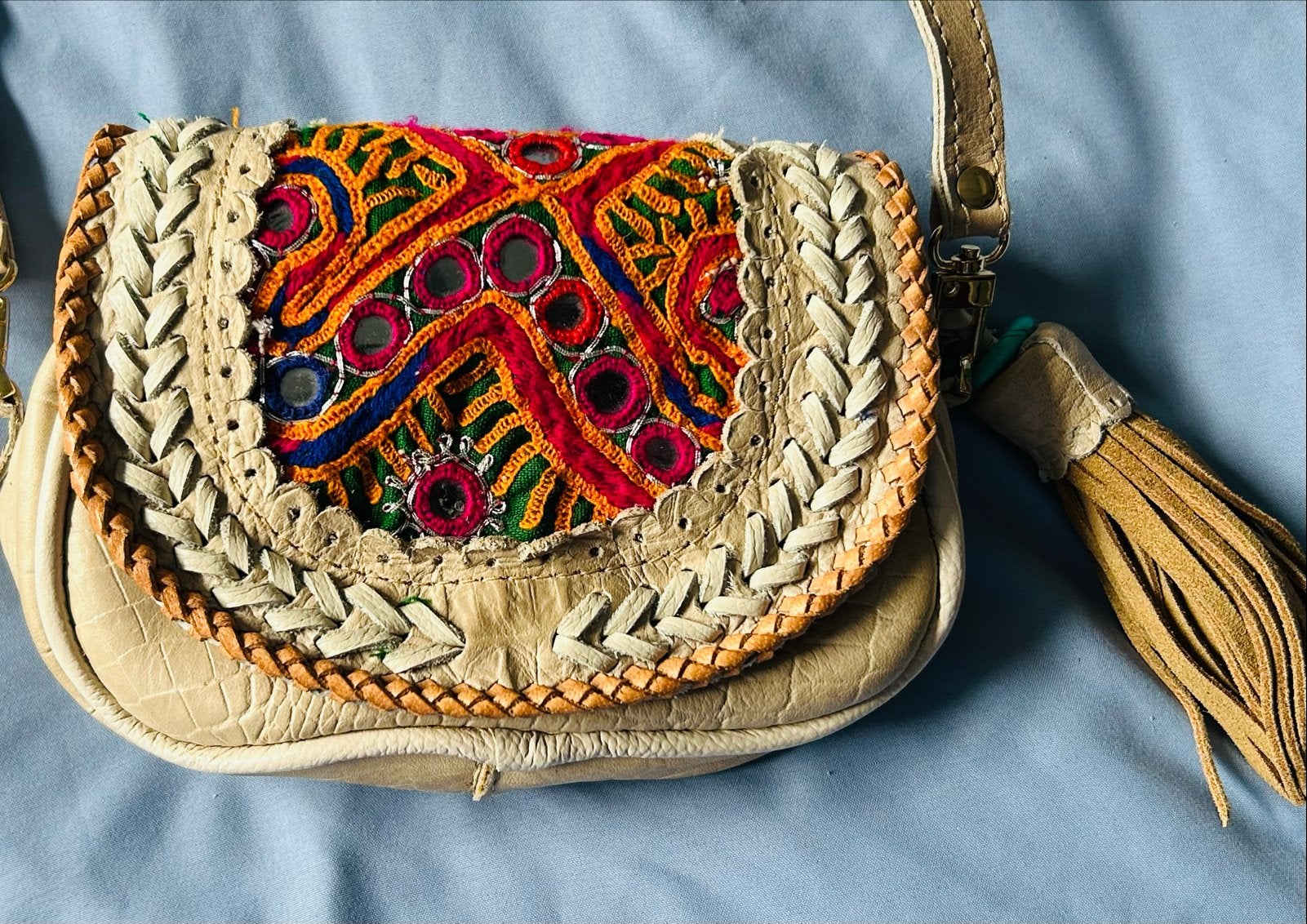 World Family Ibiza schoudertasje met borduursel, Sieraden, Tassen en Uiterlijk, Ophalen of Verzenden, Zo goed als nieuw, Beige