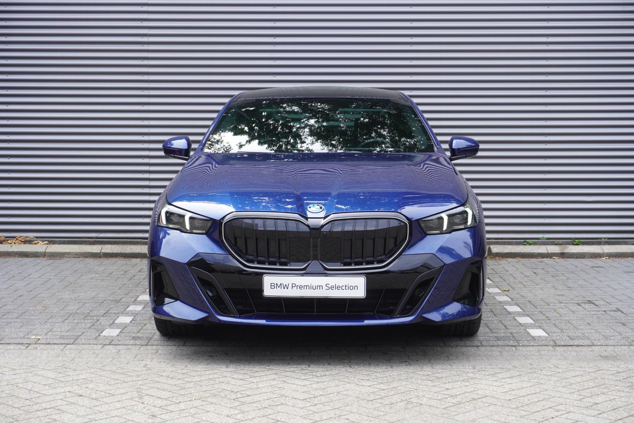 BMW 5 serie Sedan 550e xDrive M Sportpakket Pro | Innovation, Auto's, Automaat, Stof, Gebruikt, Blauw