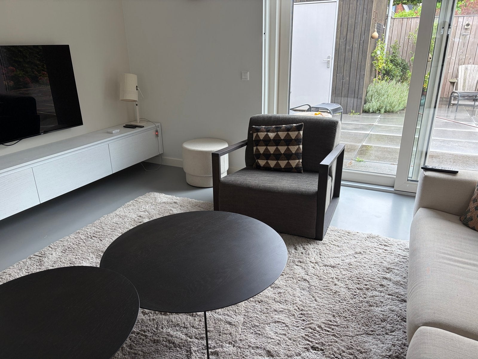 Moderne fauteuil met donkerhouten frame en grijze stof, Huis en Inrichting, Fauteuils, Ophalen, Zo goed als nieuw, Hout, 75 tot 100 cm