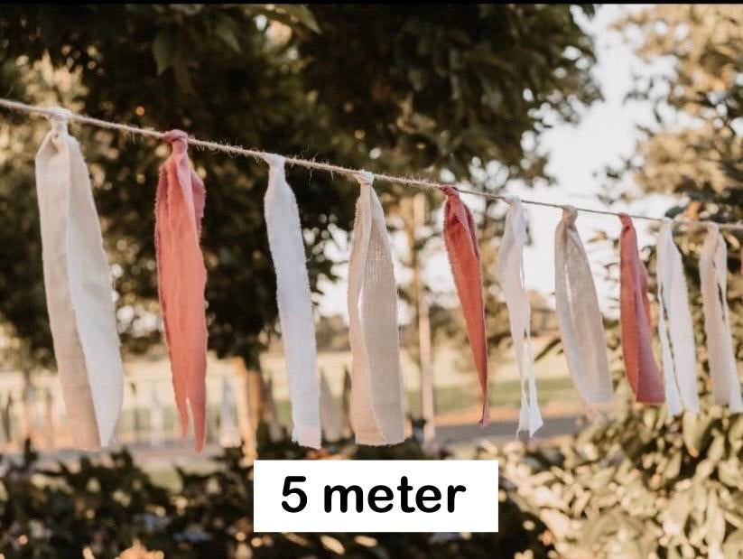Nieuwe stoffen slinger 5 meter (dusty oudroze/beige/wit), Hobby en Vrije tijd, Feestartikelen, Ophalen of Verzenden, Nieuw, Versiering
