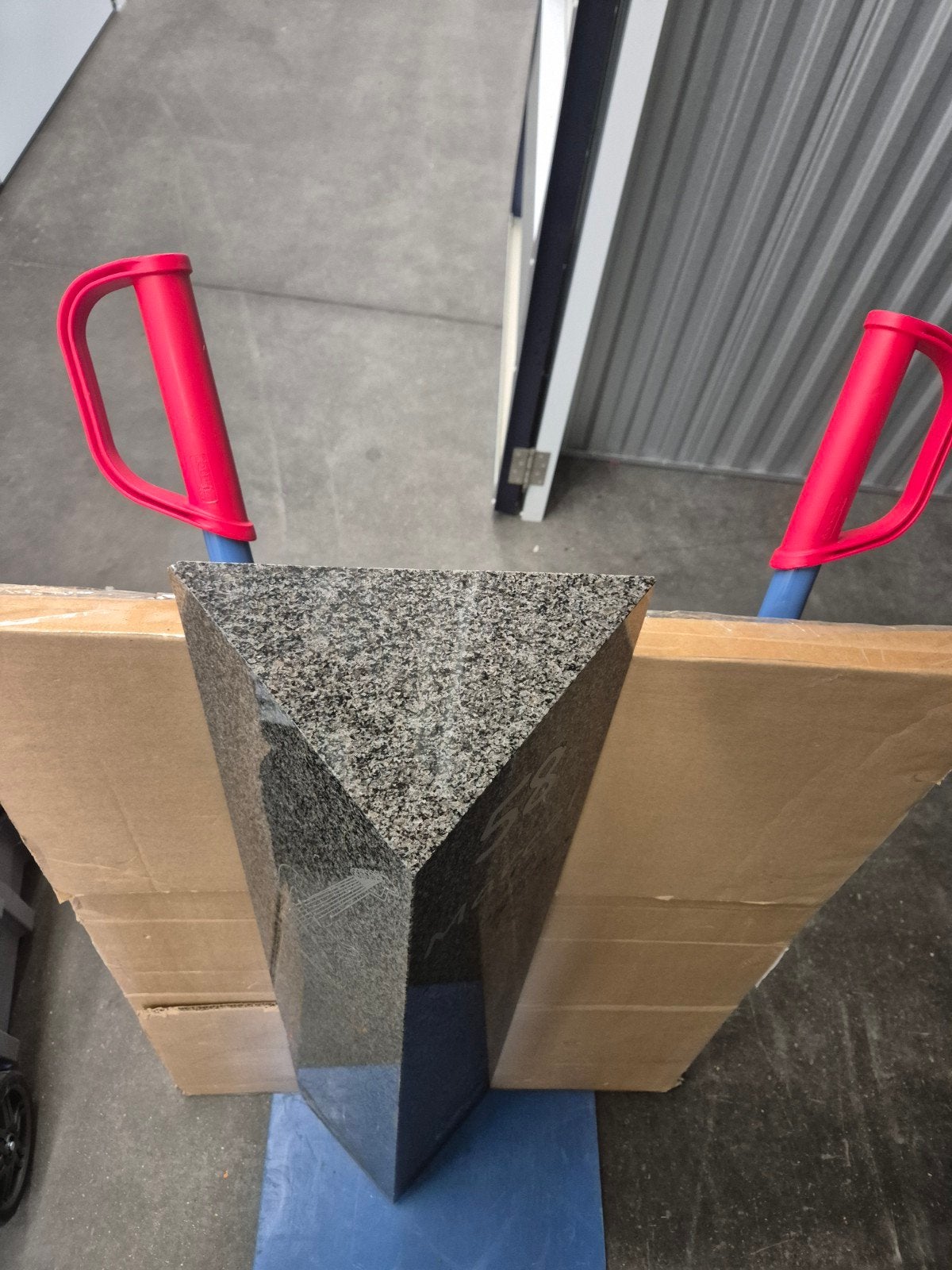 Granieten steen met Gitaar sticker, ongeveer 80 cm hoog, Ophalen, Gebruikt