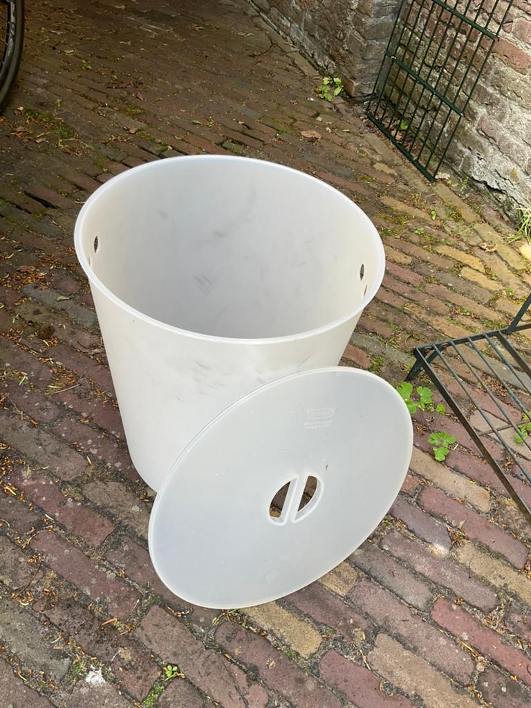 Ton plastic te gebruiken voor speelgoed of als wasmand, Ophalen, Zo goed als nieuw, Rechthoekig, Riet