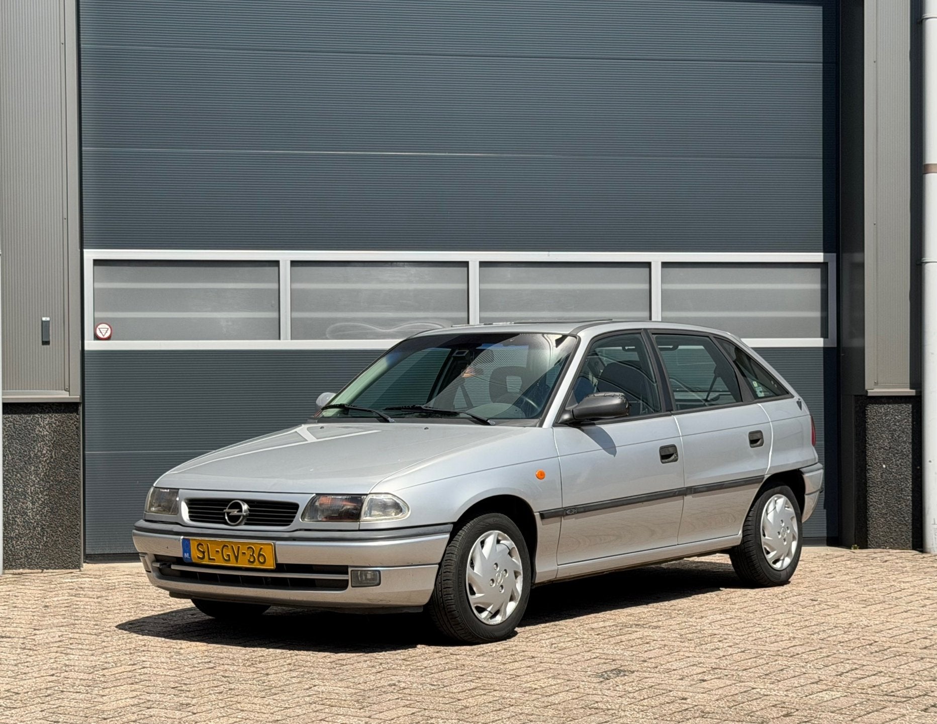 Opel Astra 1.6i Edition bj.1998 Invalide aanp|Apk 6-2027., Gebruikt, 4 cilinders, Origineel Nederlands, Grijs