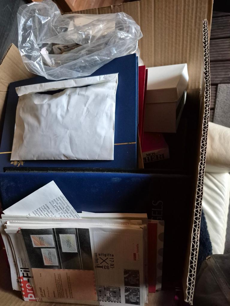 Heel veel postzegels  in 7 dozen, Postzegels en Munten, Postzegels | Volle albums en Verzamelingen, Ophalen of Verzenden, Nederland en Buitenland