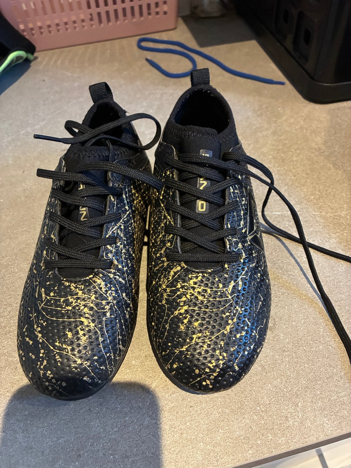 Zwarte en gouden voetbalschoenen, maat 30, Ophalen of Verzenden, Gebruikt, Schoenen
