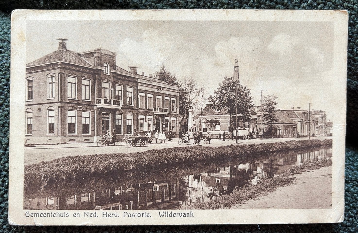 Ansicht Wildervank gemeentehuis en pastorie (met hondenkar), Ophalen of Verzenden, 1920 tot 1940, Gelopen, Groningen