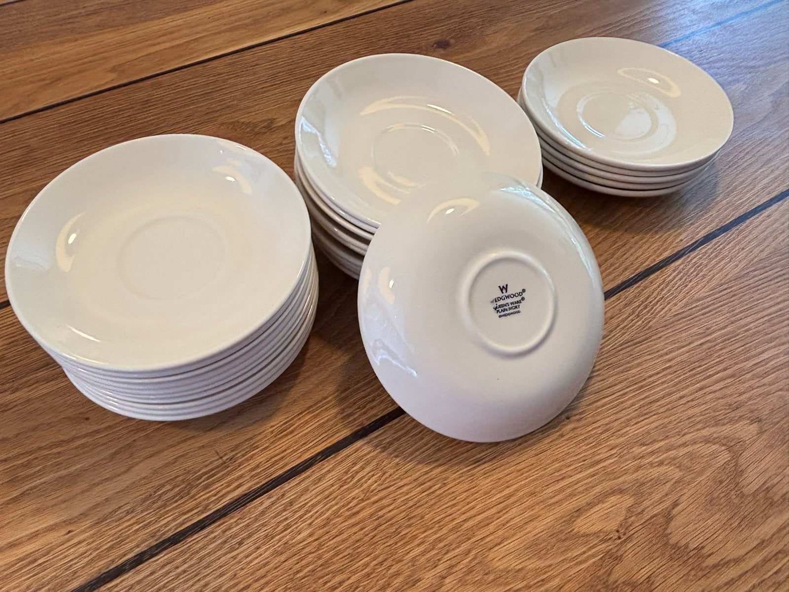 24 Wedgwood Queen's Ware Plain Ivory schoteltjes, Ophalen of Verzenden, Zo goed als nieuw, Porselein, Kop(pen) en/of Schotel(s)