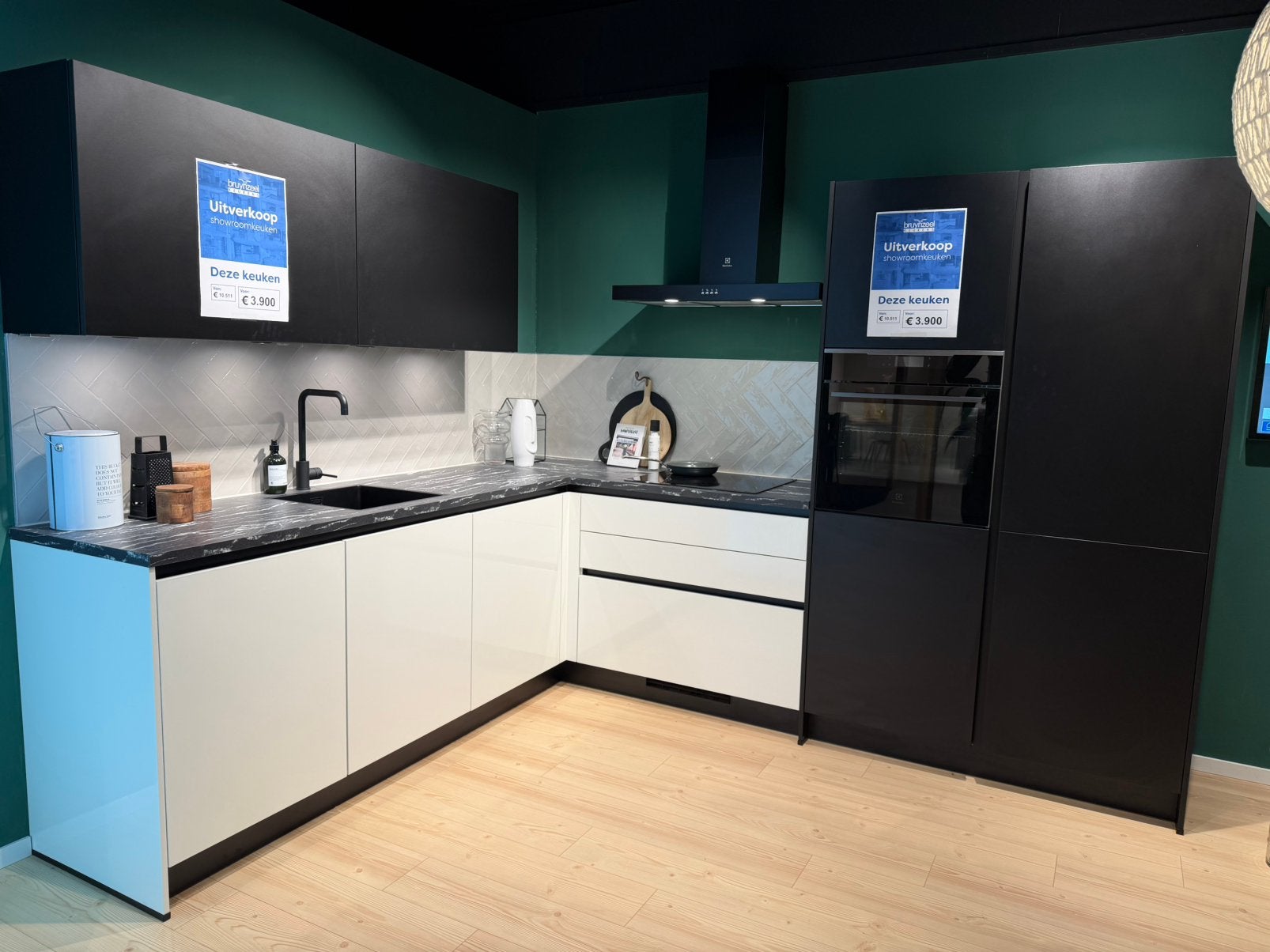 Showroom keuken, Huis en Inrichting, Keuken | Complete keukens, Ophalen, Zwart, Hoekkeuken, Nieuw