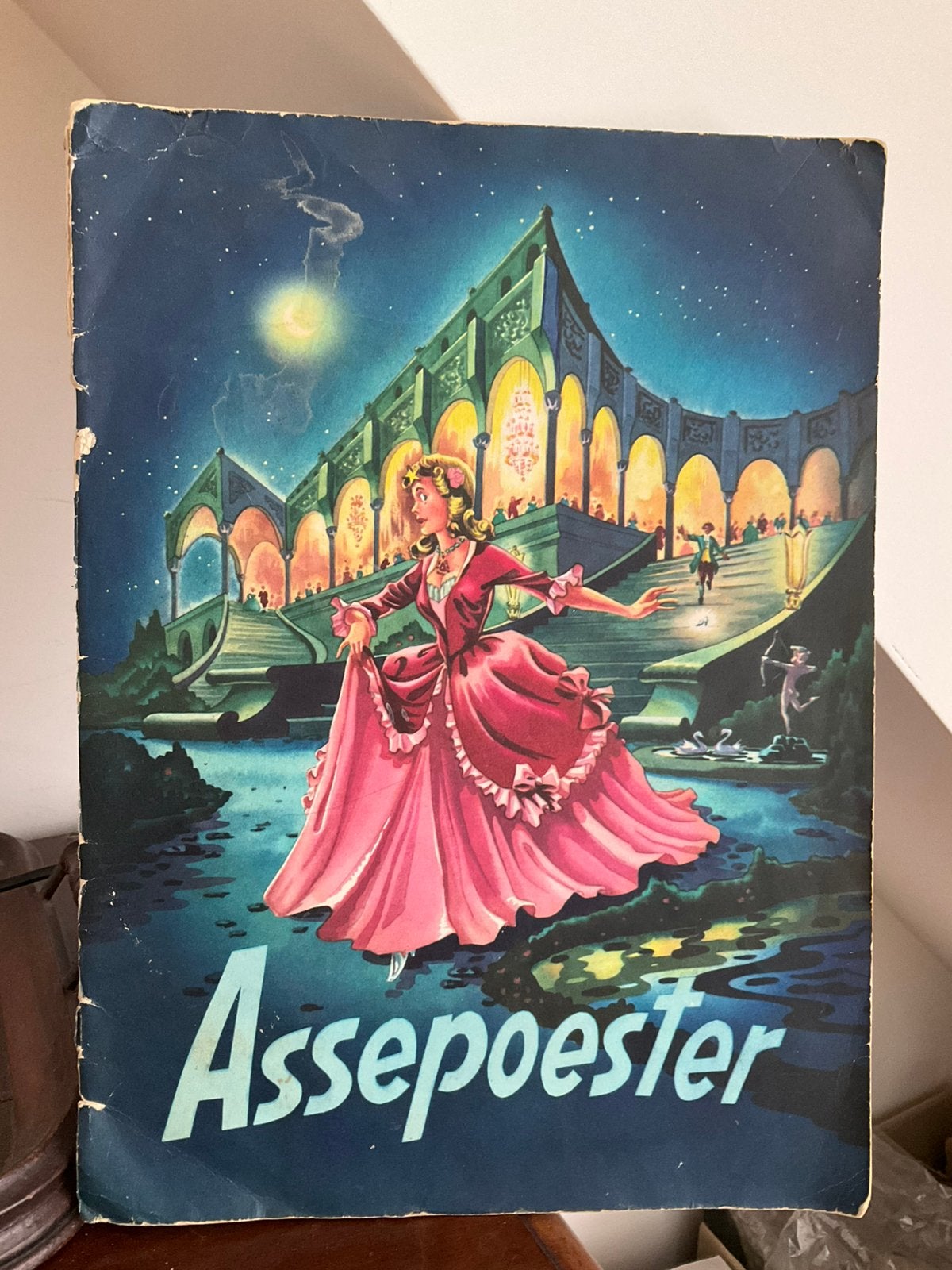 Assepoester, plaatjesalbum met grote pop-up 1959, Boeken, Prentenboeken en Plaatjesalbums, Ophalen of Verzenden, Gelezen