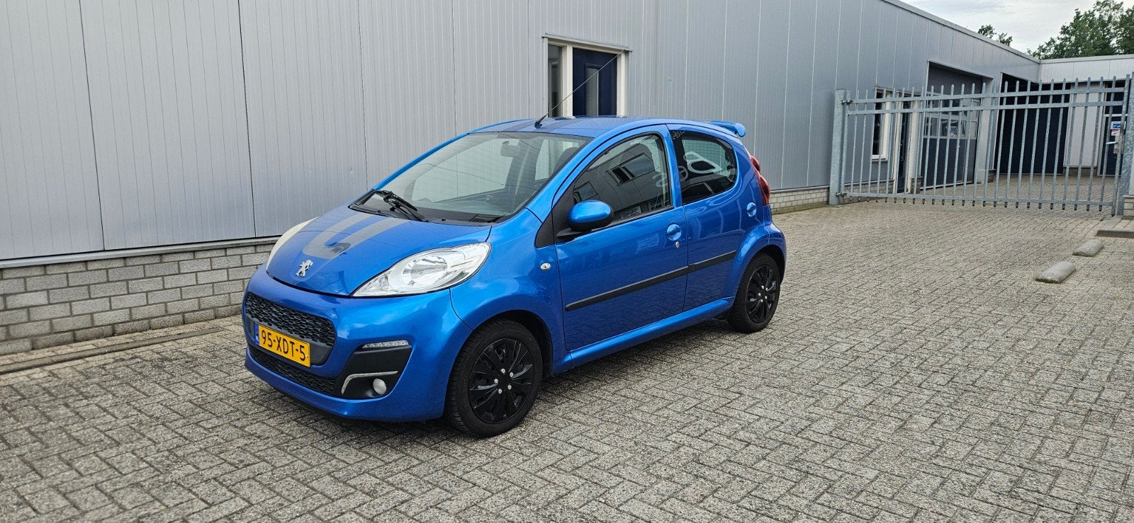 Peugeot 107 1.0 12V 5DR 2012 Blauw - Airco - Bluetooth, Auto's, Voorwielaandrijving, Stof, Origineel Nederlands, Handgeschakeld