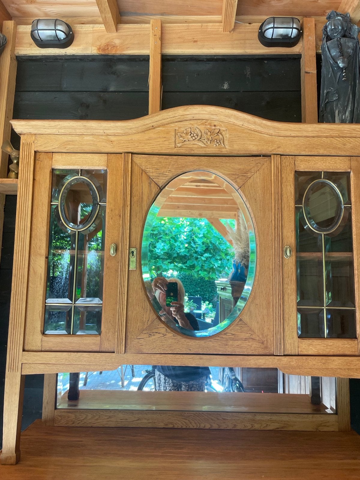 Antieke eiken bovenkast / theekastje met glas-in-lood, Ophalen