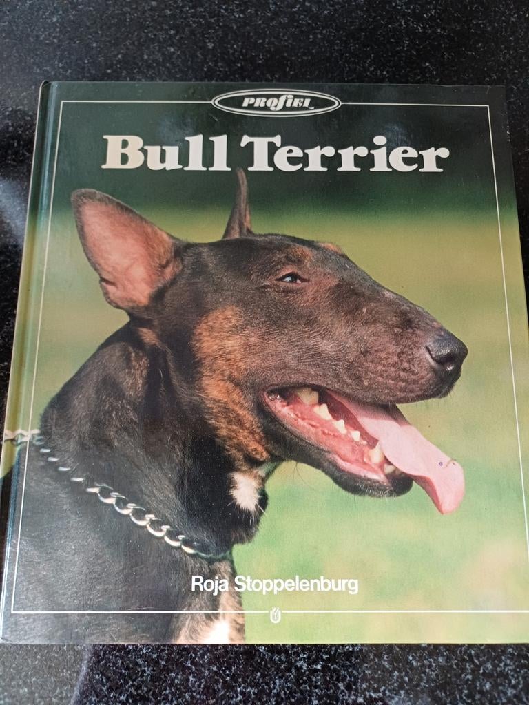 Boek Bull Terrier door Roja Stoppelenburg, Boeken, Ophalen of Verzenden, Gelezen, Honden