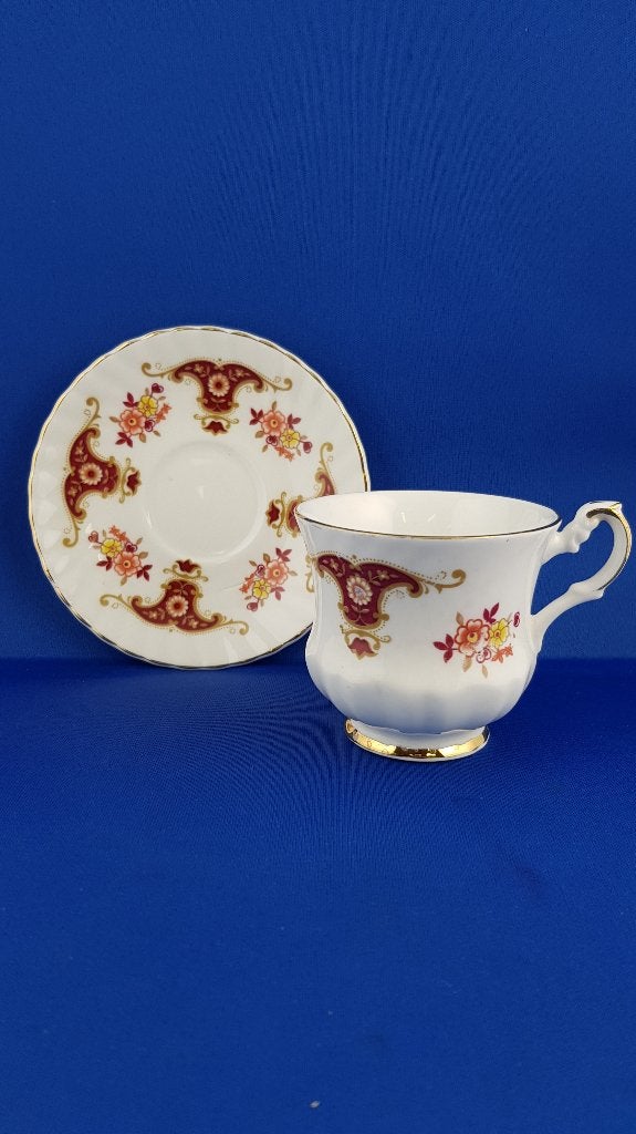 Fine bone china porselein kop en schotel rood motief (1) 6A2, Tweedehands verkoop, Tweedehands verkoop, Gebruikt, Ophalen of Verzenden