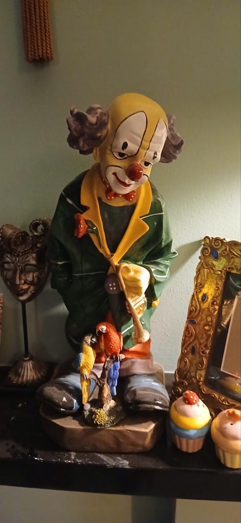 Gilde Clown Beeld - Handbeschilderd met Papegaaien, Antiek en Kunst, Kunst | Beelden en Houtsnijwerken, Overige onderwerpen, Handgemaakt