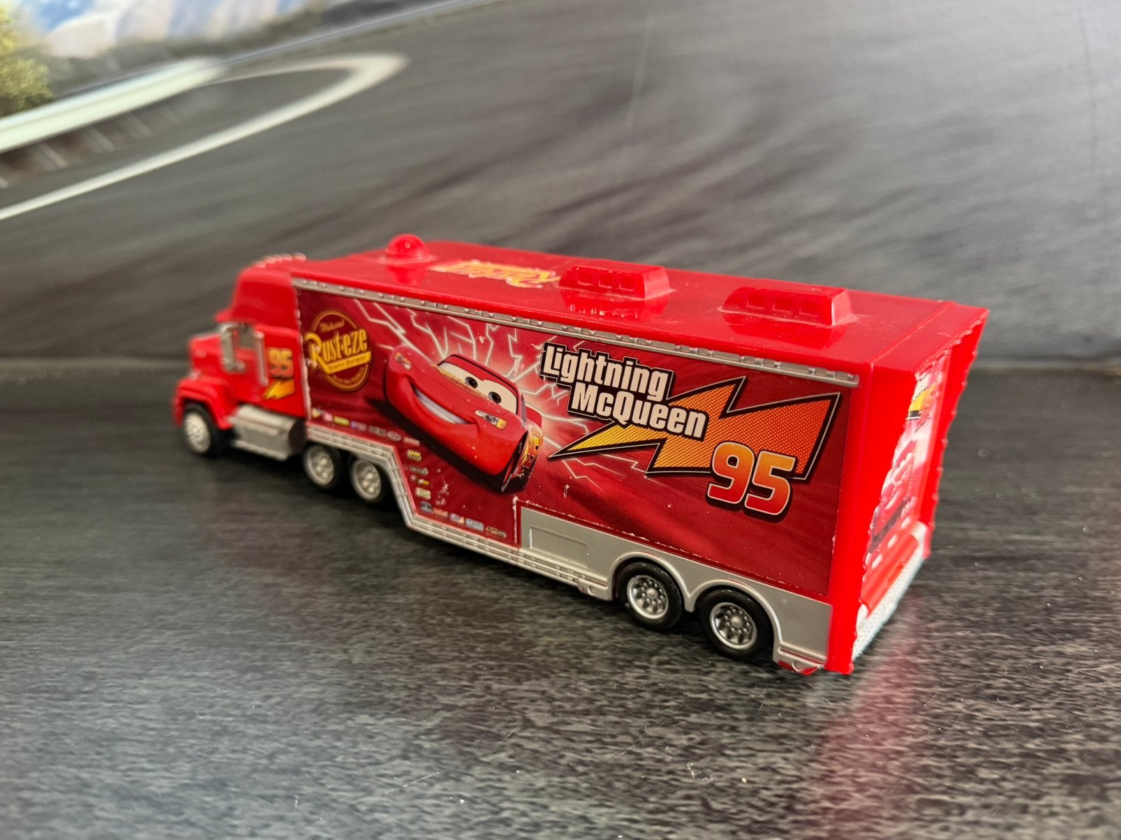 Disney Pixar Cars – Mack Hauler – Lightning McQueen 95, Kinderen en Baby's, Ophalen of Verzenden, Zo goed als nieuw