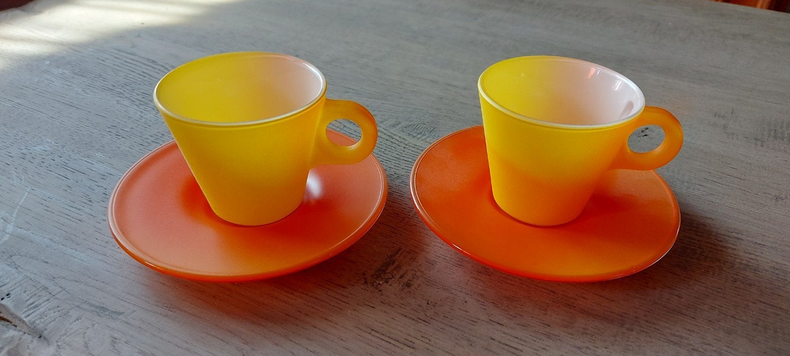 Set van 2 vintage kop en schotel, geel/oranje glas, Ophalen of Verzenden